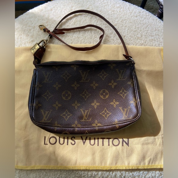 Vintage Authentic Louis Vuitton Pouchette (2001) - Picture 8 of 12